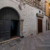 ...e accanto al noto panificio Santa Rita, si trova un anonimo portone grigio quasi sempre aperto